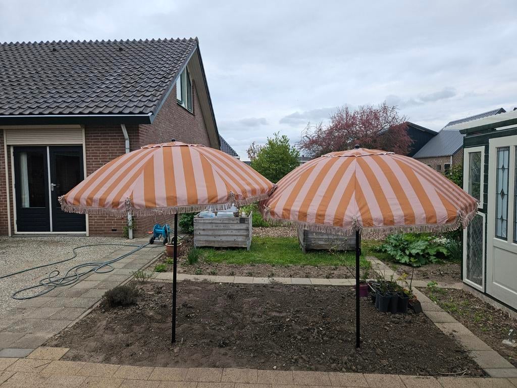 Twee gestreepte parasols met franjes en hoezen, Ophalen, Gebruikt, 2 tot 3 meter, Stokparasol