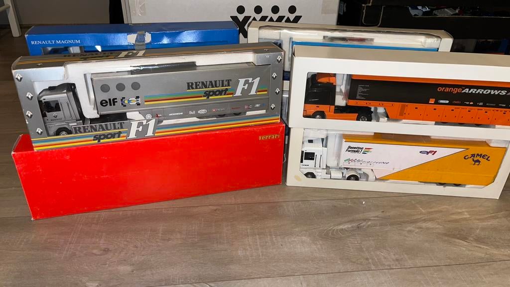 F1 vrachtwagens Benetton Ferrari Arrows 1:43, Verzamelen, Ophalen of Verzenden, Gebruikt