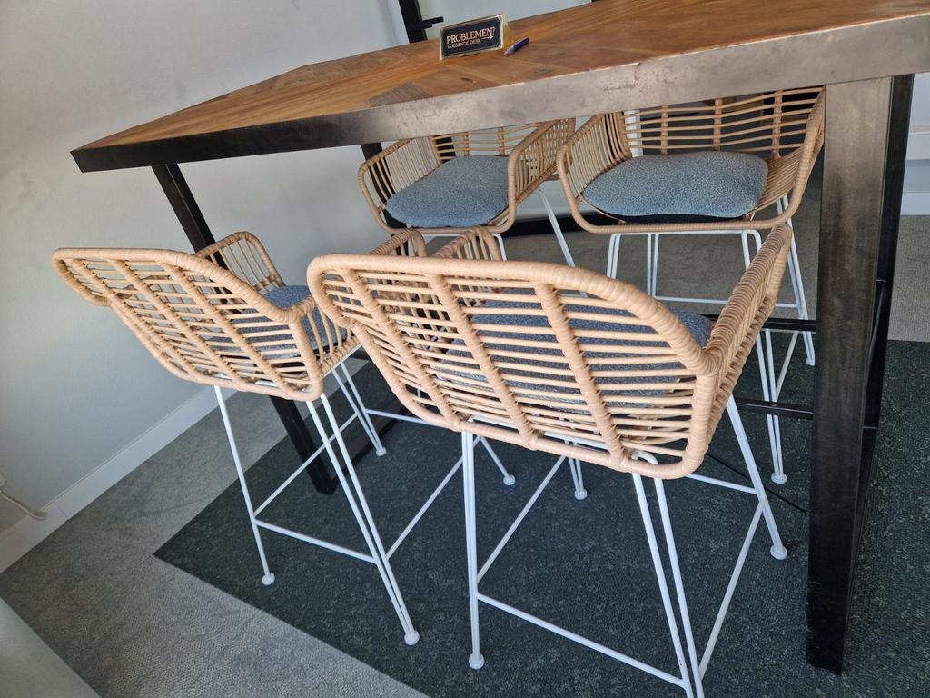 Set van 4 rotan barkrukken met kussens - zithoogte 65 cm, Metaal, Gebruikt, Met voetsteun, 60 tot 90 cm
