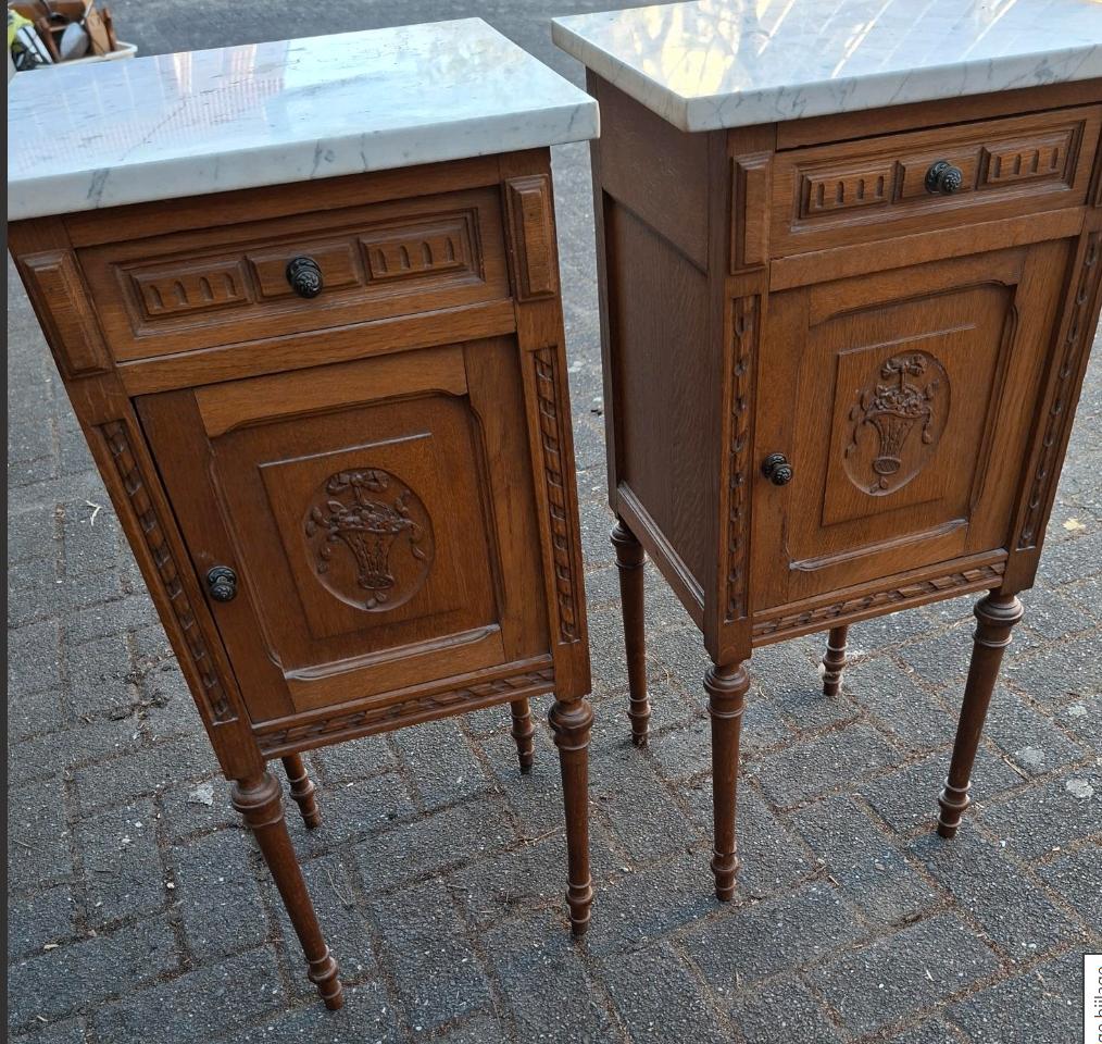 TWEE ANTIEKE NACHTTAFELS met witte marmer bladen, Huis en Inrichting, Slaapkamer | Nachtkastjes, Minder dan 45 cm, Ophalen of Verzenden