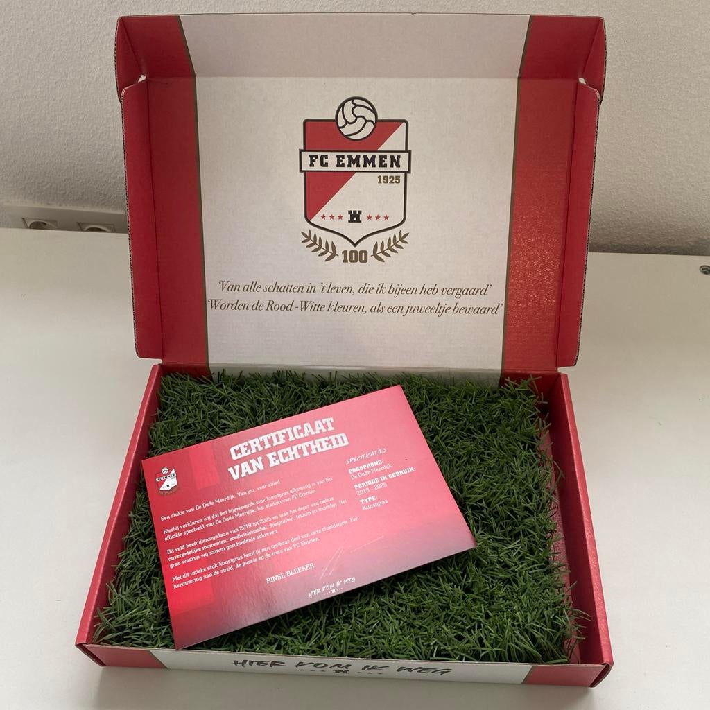 FC Emmen kunstgras oude Meerdijk + certificaat, Verzamelen, Sportartikelen en Voetbal, Ophalen of Verzenden, Zo goed als nieuw