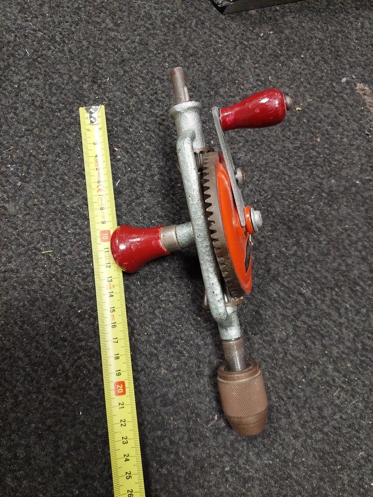 Handboor met rode handvatten, Ophalen