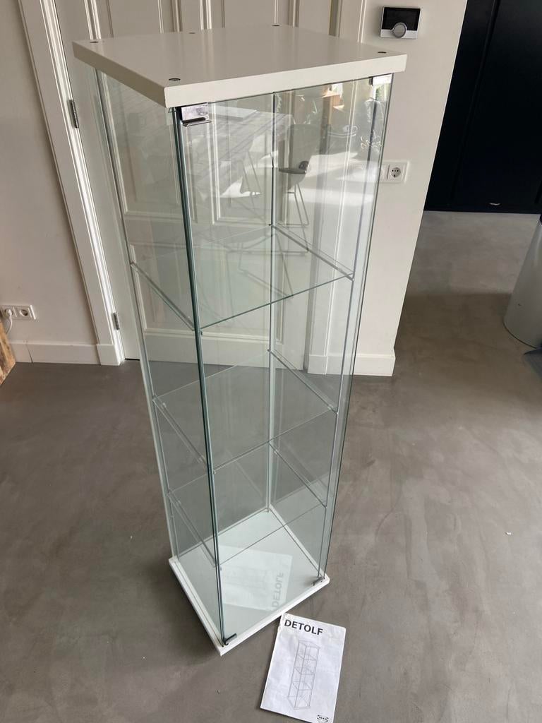 IKEA Detolf Vitrinekast - Zo goed als nieuw, Huis en Inrichting, Kasten | Vitrinekasten, Ophalen, Minder dan 50 cm, Gebruikt, Glas