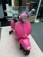 Roze elektrische kinderscooter (Vespa) met muziekfunctie, Ophalen, Zo goed als nieuw