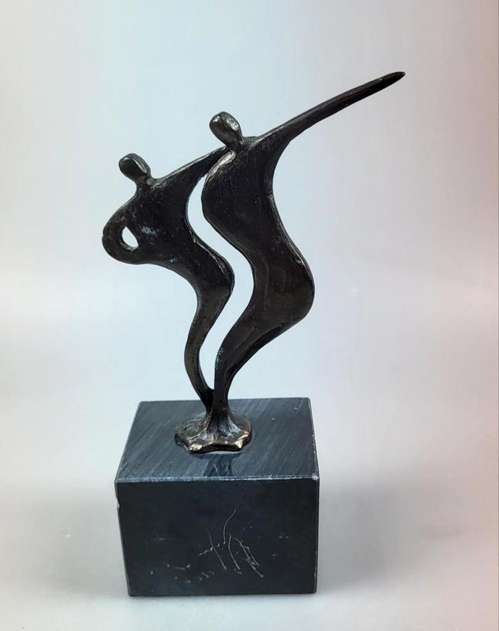 Verbronsd beeld van twee dansende figuren op sokkel, Antiek en Kunst, Kunst | Beelden en Houtsnijwerken, Ophalen of Verzenden