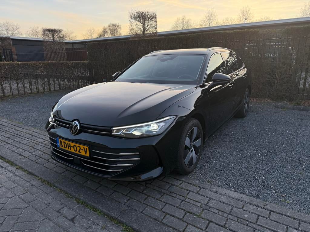 Volkswagen Passat Variant 1.5 eTSI Elegance Business| NIEUW, 4 cilinders, Met garantie (alle), Leder en Stof, Zwart