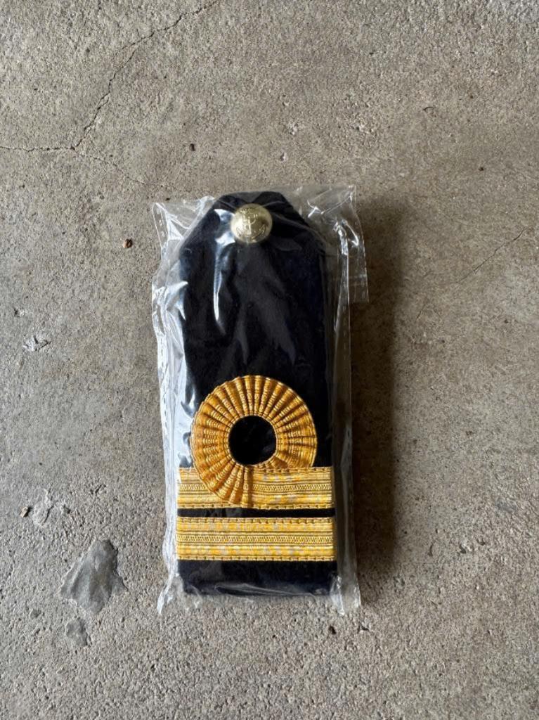 1 paar nieuwe epauletten Kapitein / 2OC met knoop, Ophalen of Verzenden, Marine, Nederland, Embleem of Badge