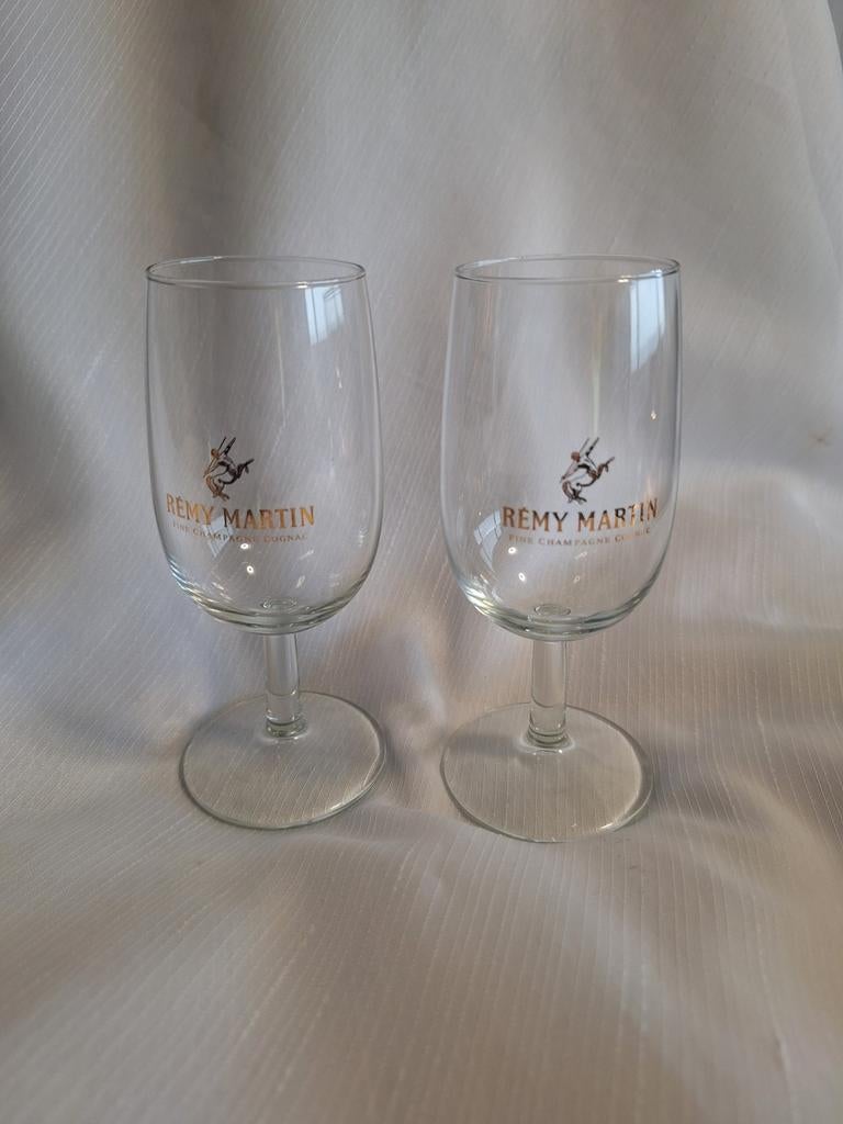 REMY MARTIN glazen 13 cm hoog  2 st. 《1》, Ophalen of Verzenden, Zo goed als nieuw, Borrel- of Shotglas