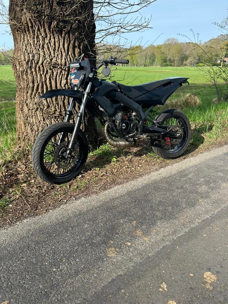 Derbi senda sm 2008, Fietsen en Brommers, Brommers | Derbi, Ophalen, Maximaal 45 km/u, Nieuw