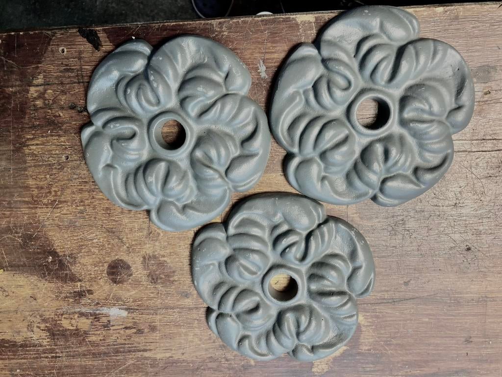 Gietijzeren rozetten : muurankers, Ophalen of Verzenden, Zo goed als nieuw, IJzer, Overige typen