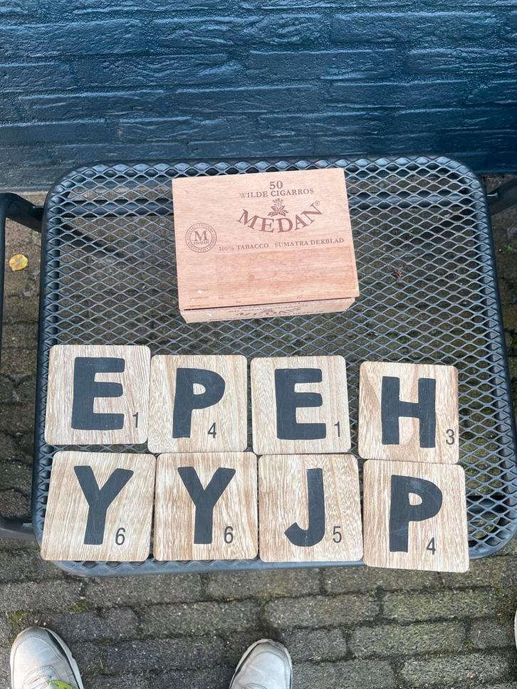 Decoratieve houten letters in sigarenkistje, Hobby en Vrije tijd, Overige Hobby en Vrije tijd, Gebruikt, Ophalen of Verzenden