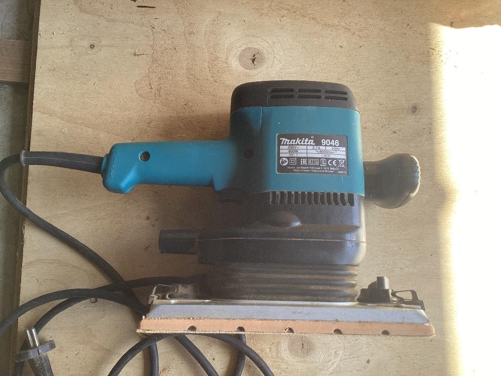 Makita 9046 vlakschuurmachine 600 watt NP 240 Euro, Doe-het-zelf en Verbouw, Gereedschap | Schuurmachines, Gebruikt, Vlakschuurmachine