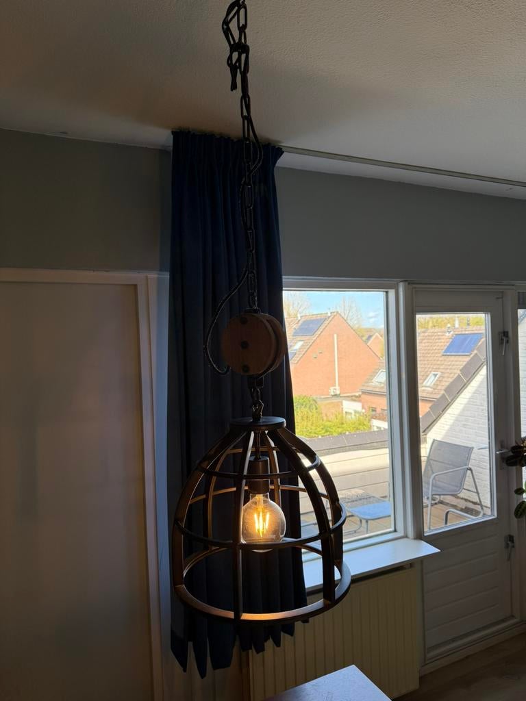 Hanglamp zwart frame met houten katrol, Huis en Inrichting, Lampen | Hanglampen, Ophalen, Zo goed als nieuw, Minder dan 50 cm