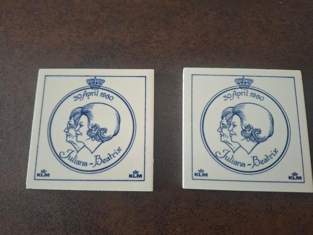 Keramische tegeltjes kroonwisseling 1980, Antiek en Kunst, Antiek | Wandborden en Tegels, Ophalen of Verzenden