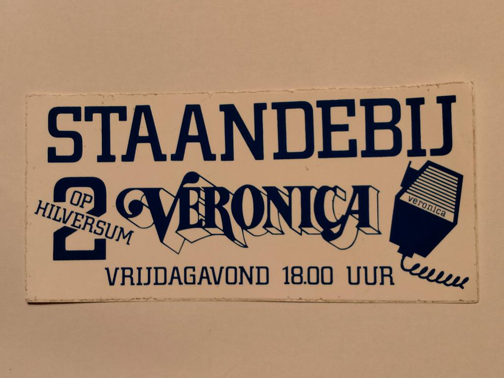 Staande bij Veronica op 2 vintage sticker Radio televisie, Ophalen of Verzenden, Gebruikt, Film, Tv of Omroep
