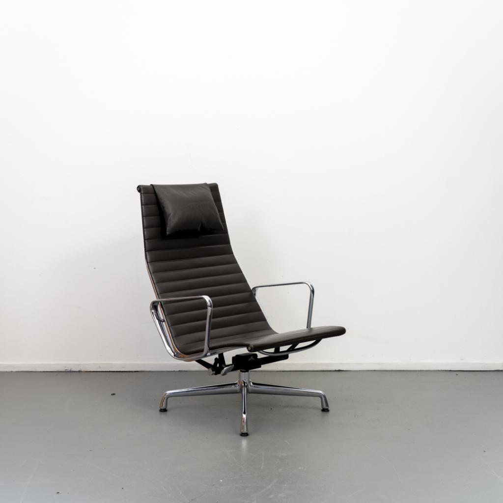 3x Vitra Eames EA 124 Fauteuil Donkerbruin Leer – Chroom