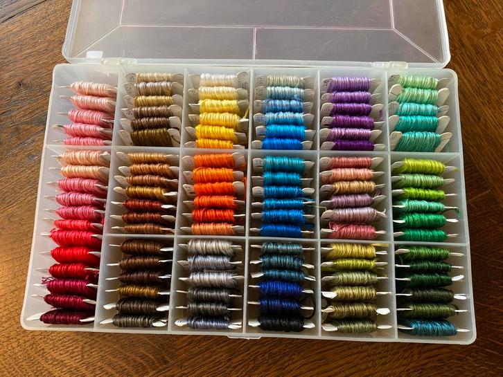 DMC dmc Borduurgaren   Borduurzijde doos vol bobbins, Hobby en Vrije tijd, Borduren en Borduurmachines, Zo goed als nieuw, Borduurgaren of Zijde