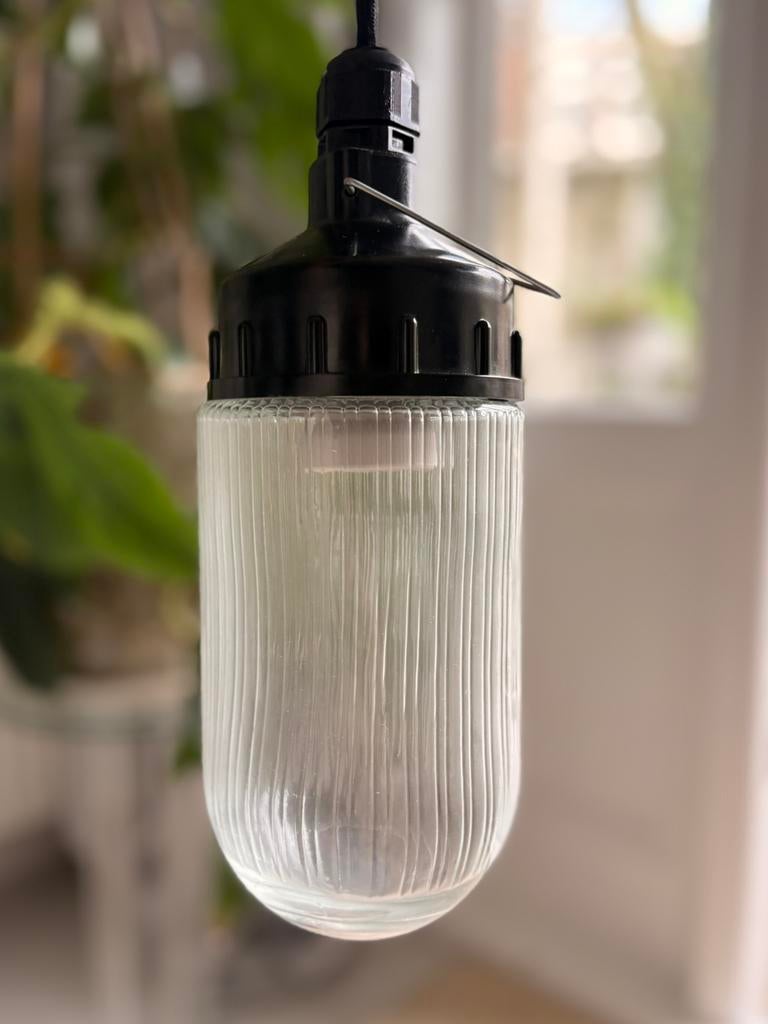 Bakelieten hanglamp industrieel zwart glas, Nieuw, Ophalen of Verzenden, Glas, Jaren 30, industrieel