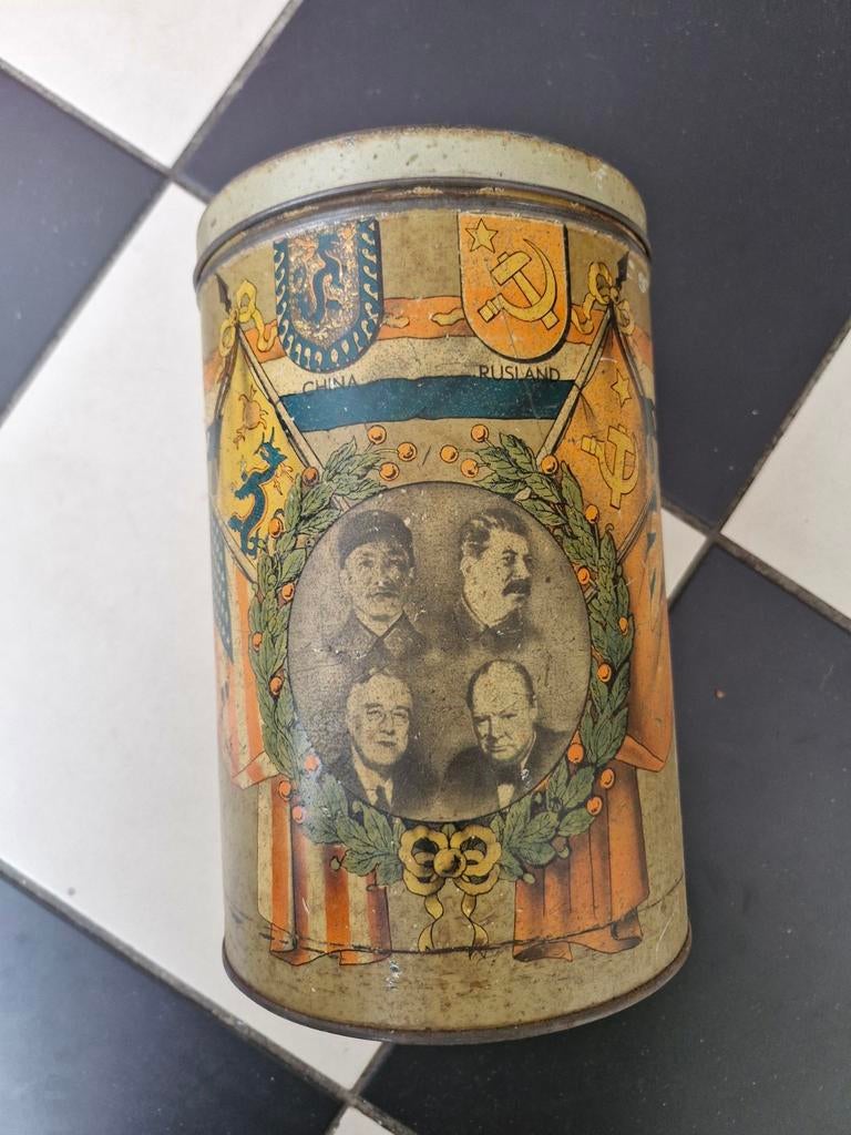 Historisch Bevrijdingsblik WOII - Grote Vier Leiders 1945, Verzamelen, Blikken, Ophalen, Gebruikt, Beschuit, Overige merken