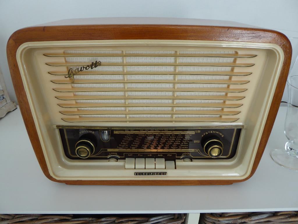 Mooie Spelende Telefunken Gavotte Export, Antiek en Kunst, Antiek | Tv's en Audio, Ophalen of Verzenden