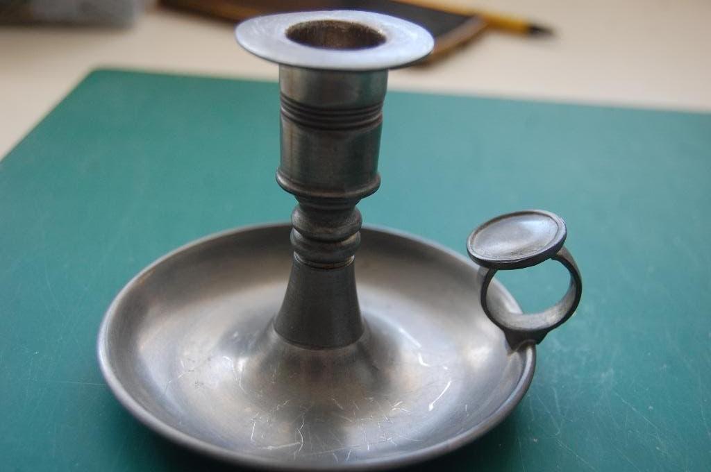 Een TINNEN DAALDEROP KANDELAAR  met OOR   8 cm hoog, Antiek en Kunst, Antiek | Tin, Ophalen of Verzenden