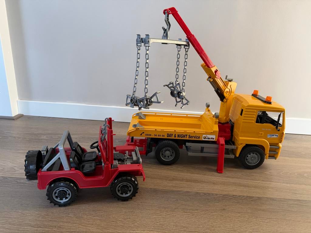 Bruder takelwagen met rode jeep - Zo goed als nieuw, Ophalen of Verzenden, Nieuw