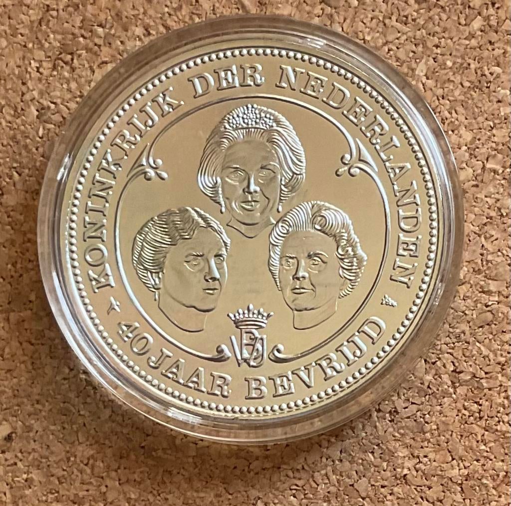 Penning - Herdenkingspenning NMB 40 jaar Bevrijding 1985, Postzegels en Munten, Penningen en Medailles, Overige materialen, Nederland