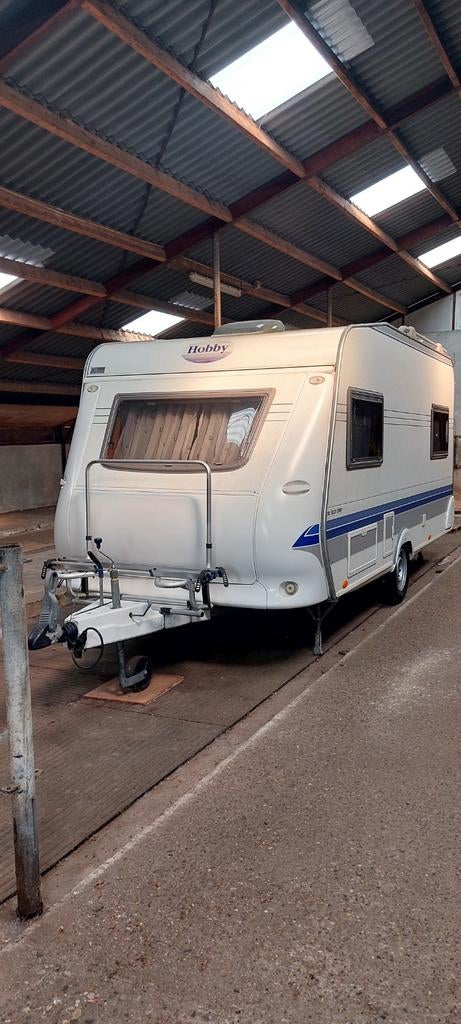 Hobby de Luxe easy 450UF, Caravans en Kamperen, Caravans, Overige typen, Rondzit, Hobby, Koelkast