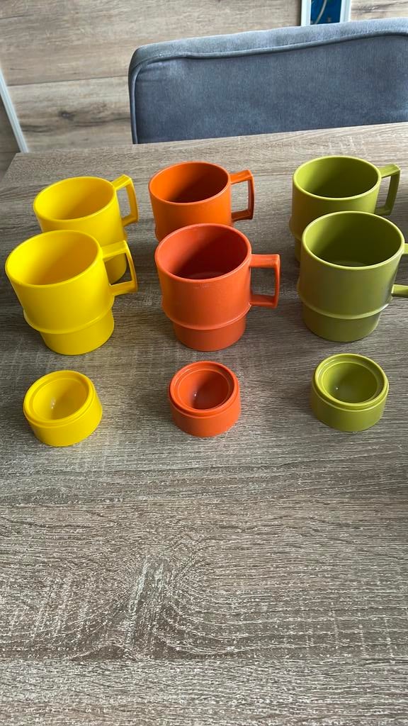 Vintage Tupperware 6  bekers  in 3 kleuren met 3 eierdopjes, Ophalen of Verzenden, Zo goed als nieuw