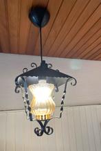 Vintage hanglamp met metalen frame en glazen kap, Ophalen, Gebruikt, Metaal, 50 tot 75 cm
