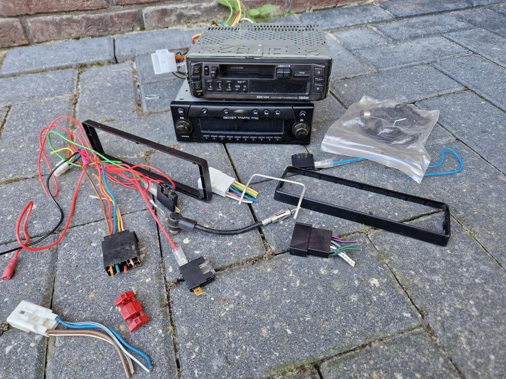 2x Autoradio: Philips en Becker Traffic Pro, Auto diversen, Autoradio's, Ophalen of Verzenden, Gebruikt