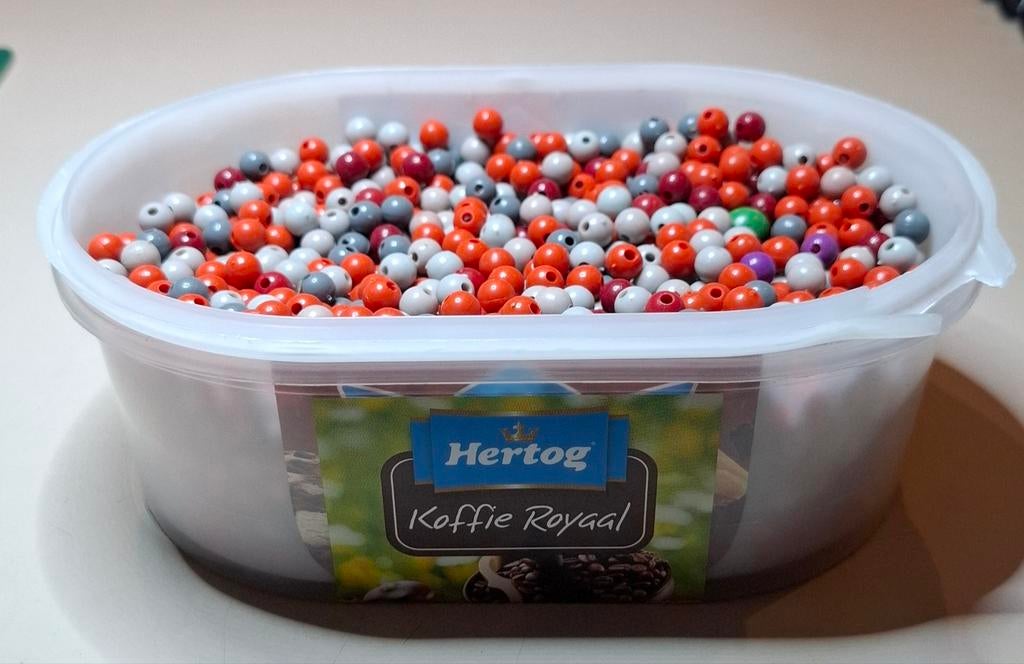 Grote ijsbak vol met diverse kralen om mee te knutselen, Hobby en Vrije tijd, Kralen en Sieraden maken, Hm, Kraal, Tilburg, Hobbyenmeer