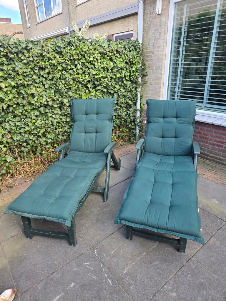 GRATIS  Twee groene ligbedden met kussens, Ophalen, Gebruikt, Kunststof, Verstelbaar