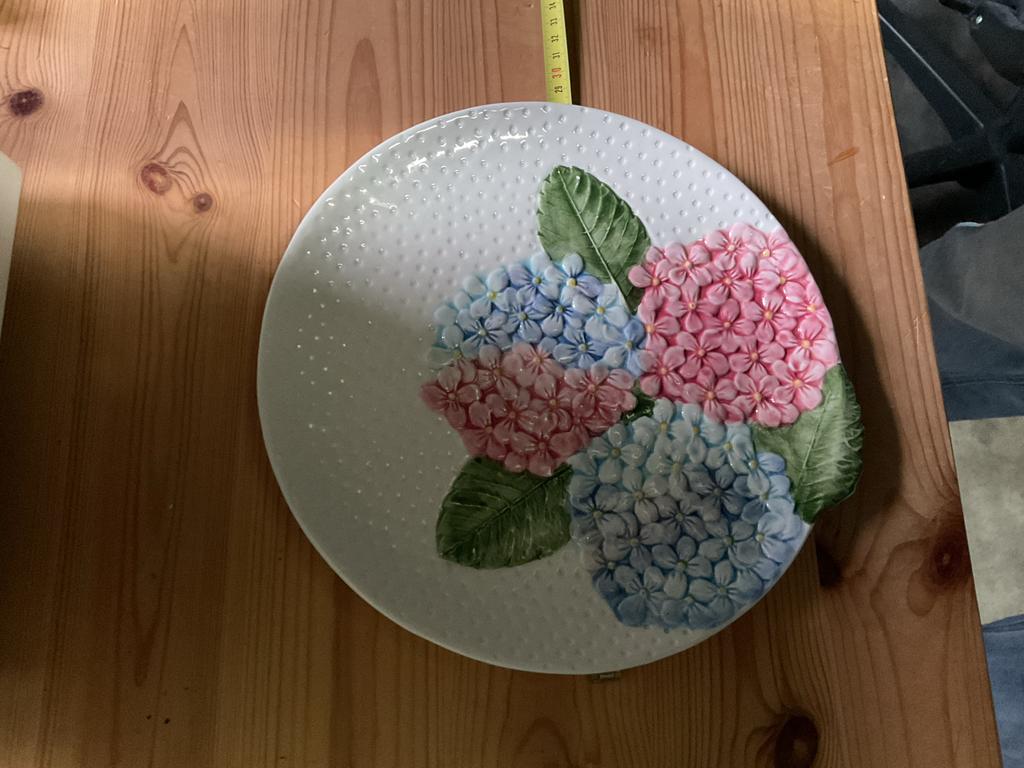 Wit bord met hortensia's, Gebruikt, Keramiek, Ophalen of Verzenden, Bord(en)