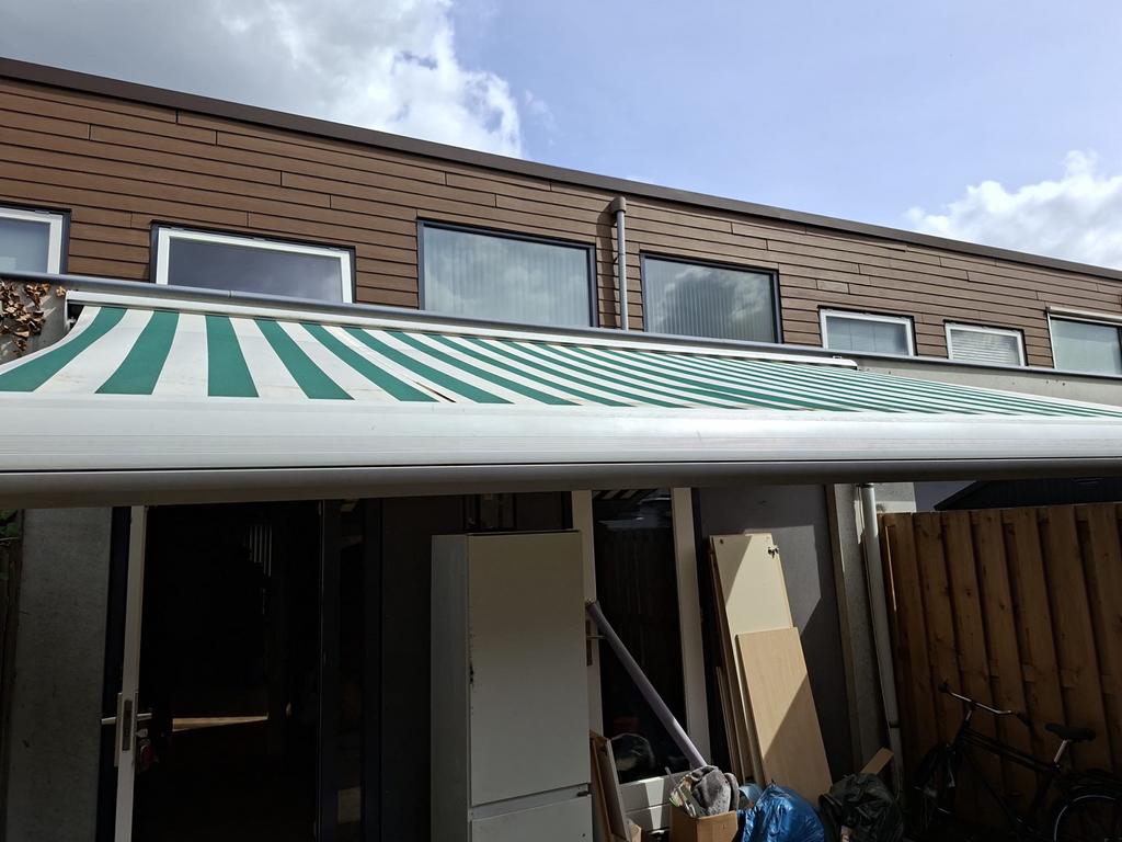 Zonnescherm 450 breed, elektrisch met afstandsbediening, Tuin en Terras, Zonneschermen, Gebruikt, 450 cm of meer, Elektrisch, Ophalen of Verzenden