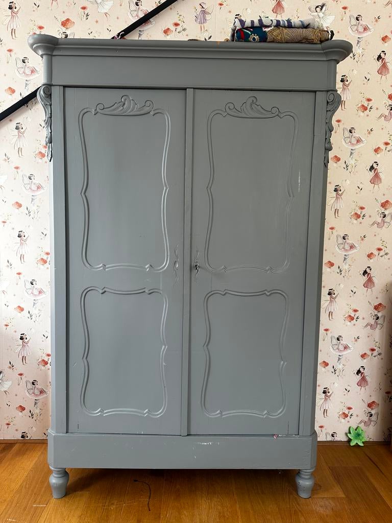 Prachtige grijze kledingkast met roedes en planken, Antiek en Kunst, Ophalen of Verzenden