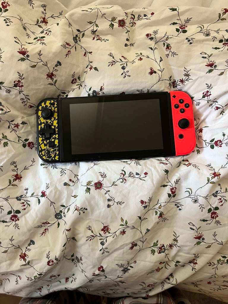 Nintendo switch, Spelcomputers en Games, Spelcomputers | Nintendo Switch, Ophalen of Verzenden, Zo goed als nieuw, Met 2 controllers