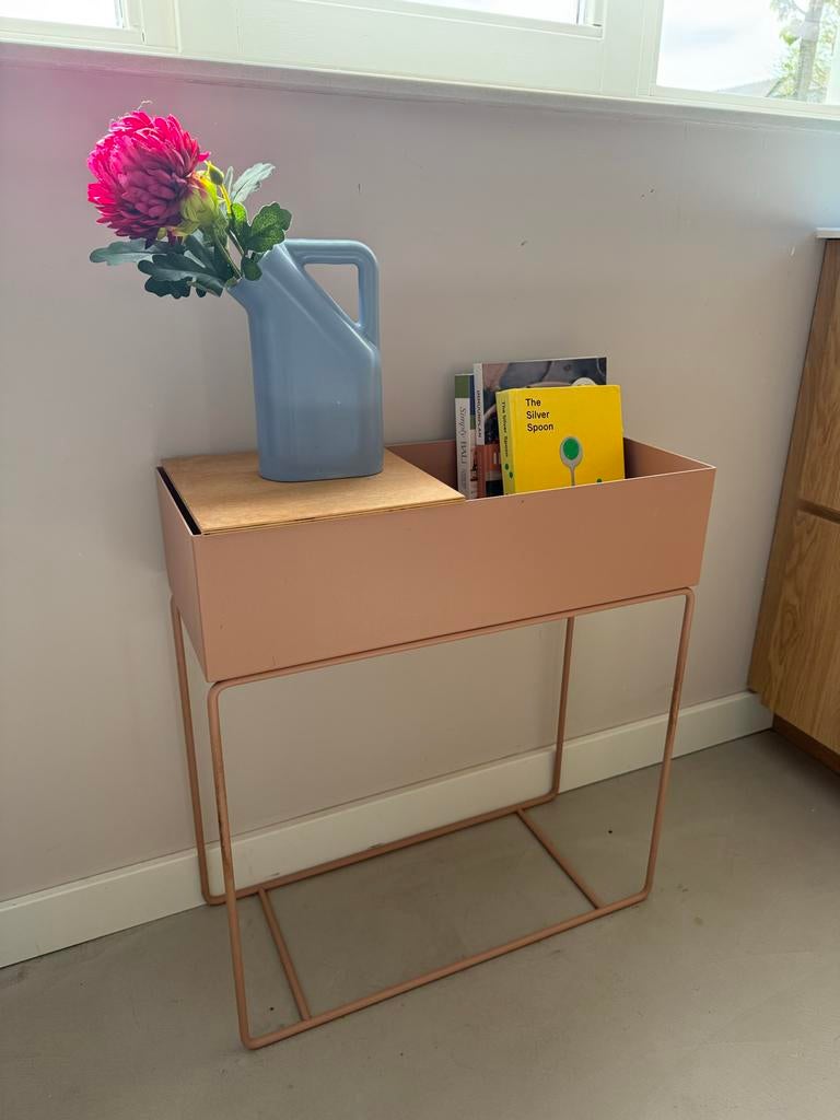 Ferm Living Plantenbak Roze Tafel - Stijlvol en Functioneel, Metaal of Aluminium, 55 tot 75 cm, Zo goed als nieuw, Rechthoekig
