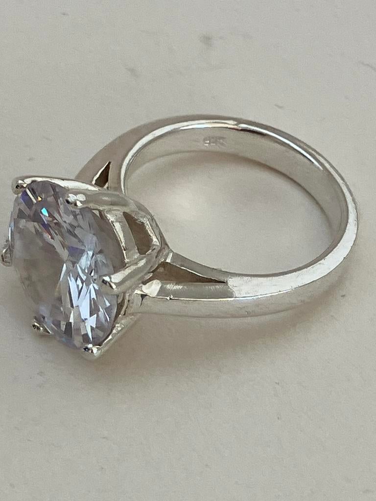 Prachtige zilveren ring met grote moissaniet, Ophalen of Verzenden, Dame, Zilver, Kleiner dan 17