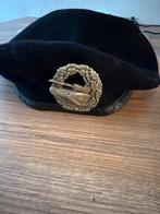 Baret militair met tank pin erop, Ophalen of Verzenden, Overige soorten, Overige gebieden, Embleem of Badge