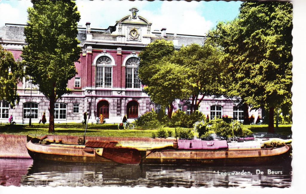 LEEUWARDEN,- De Beurs met Tjalk. Bromo-Color. 01-04, Ophalen of Verzenden, 1960 tot 1980, Ongelopen, Friesland