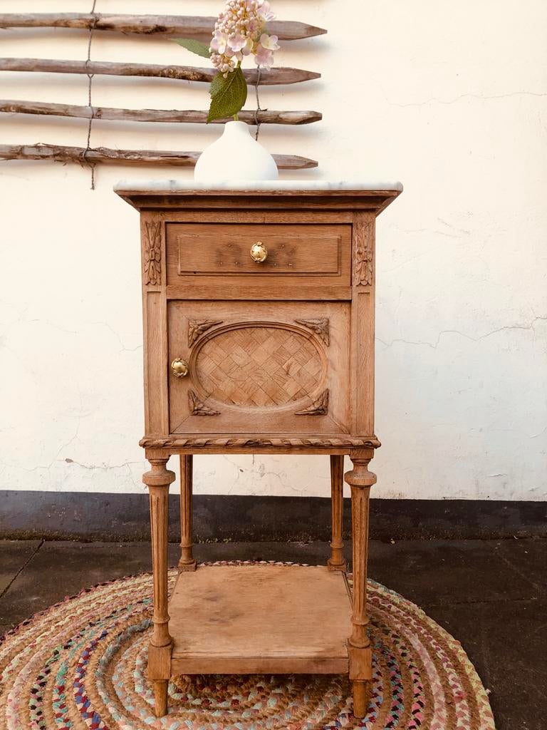 Eiken nachtkastje met marmer blad en houtsnijwerk, Ophalen of Verzenden