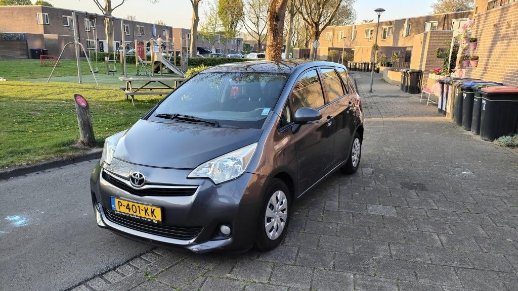 Toyota Verso-S 1.3 Vvt-i 2012 Grijs met nieuwe APK, Auto's, Toyota, Voorwielaandrijving, Stof, 4 cilinders, 1329 cc