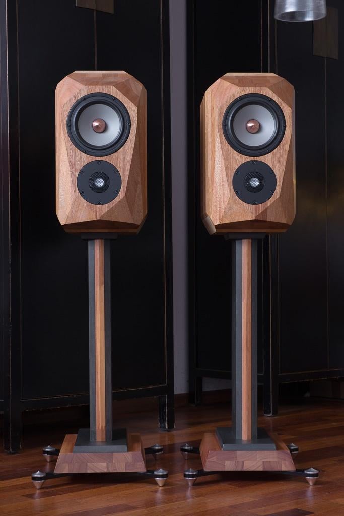 JEM M7s Reference monitor in eucalyptushout met stands, Zo goed als nieuw, 120 watt of meer, Front, Rear of Stereo speakers, Ophalen