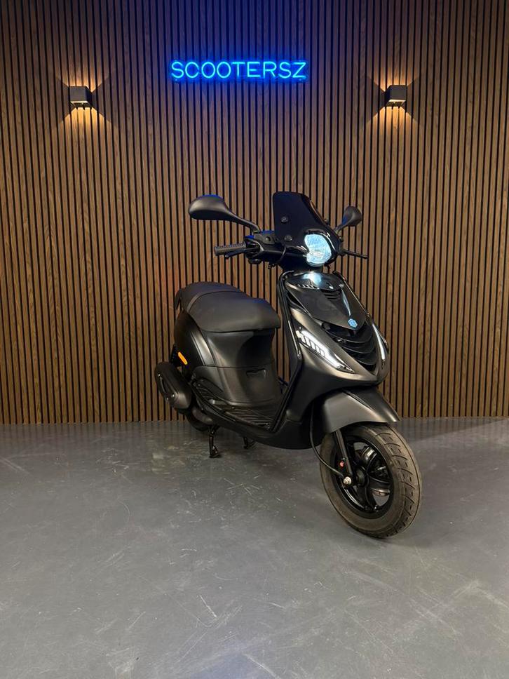 Piaggio Zip Sp look|2024|Satinblack|Full Option|Led3800Km, Fietsen en Brommers, Scooters | Piaggio, Zo goed als nieuw, Zip, Benzine