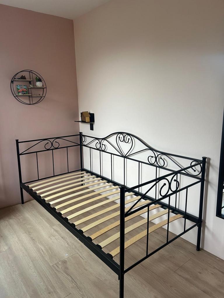 Zwart kinderbed / logeerbed met lattenbodem en gratis matras, Kinderen en Baby's, Kinderkamer | Bedden, Ophalen, 85 tot 100 cm