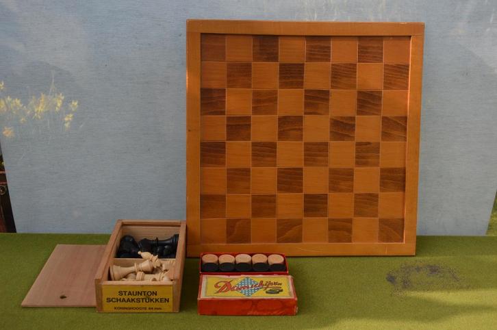 Vintage schaakbord met Staunton schaakstukken + damstenen, Hobby en Vrije tijd, Gezelschapsspellen | Bordspellen, Gebruikt, Een of twee spelers