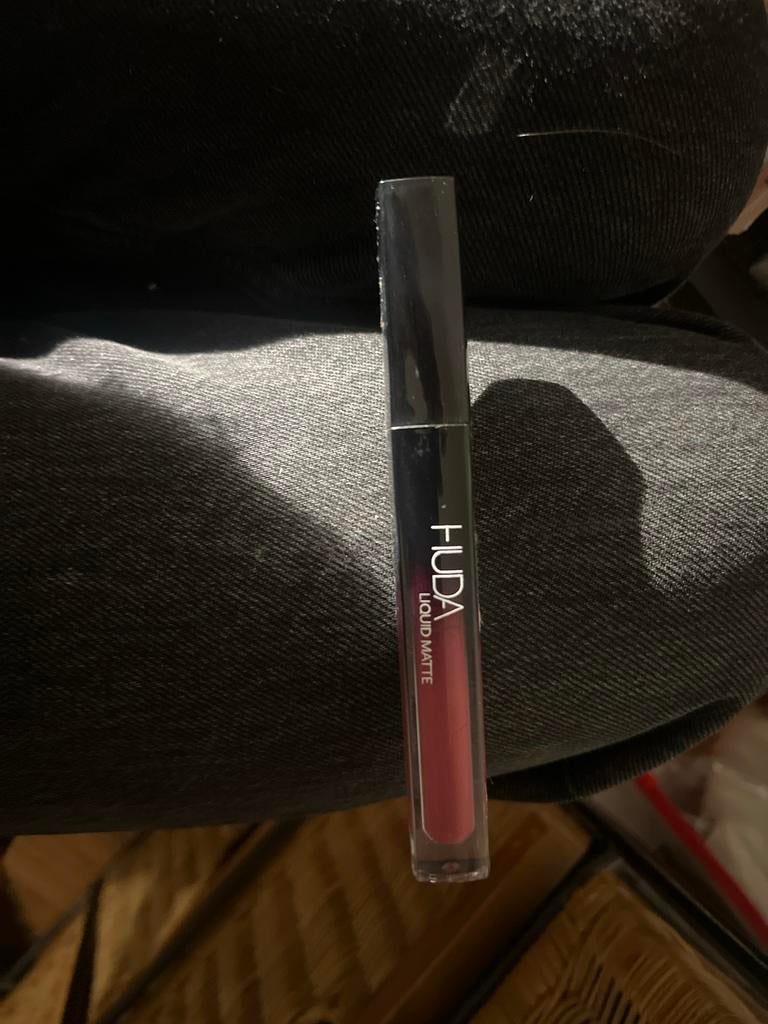 Huda Beauty Liquid Matte Lipstick - Trendsetter, Lippen, Bruin, Ophalen of Verzenden, Zo goed als nieuw