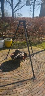 Stevige driepoot voor koken boven open vuur, Ophalen