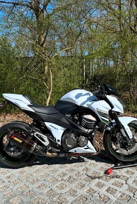 Kawasaki Z800 Performance wit met Akrapovic uitlaat, Motoren, Motoren | Kawasaki, Handvatverwarming, 4 cilinders, Motorrijbewijs A